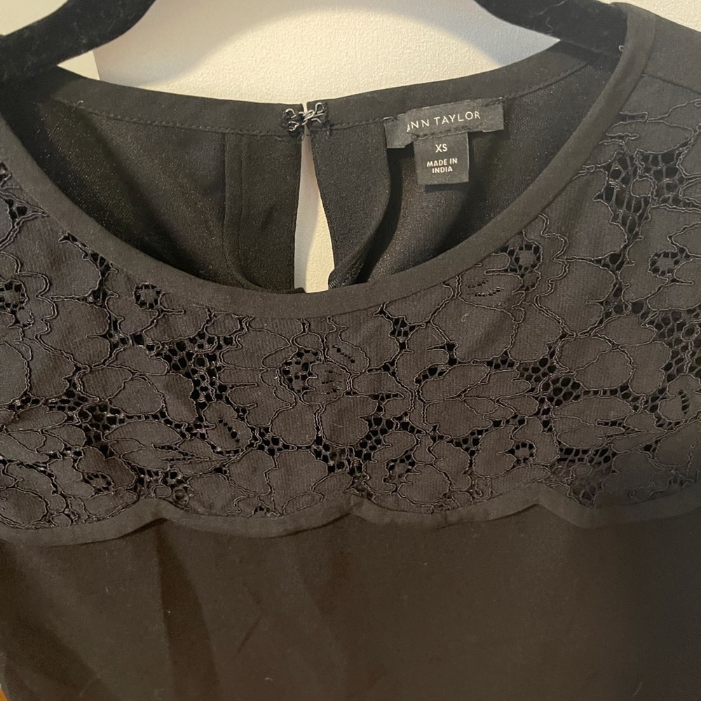 NWOT Ann Taylor Lace Yoke Top - SIZE X-SMALL - Picture 3 of 6